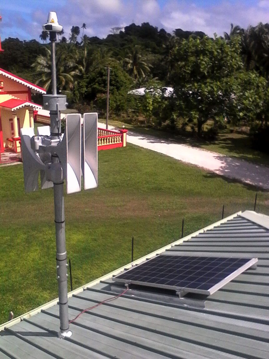 Instalación de una sirena de alerta de tsunamis por parte de Telegrafia en la isla de Maiao, Océano Pacífico