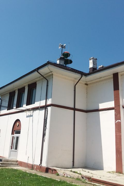 Sirena electrónica Pavian instalada en un edificio en Vrancea, Rumanía Sirena Pavian del sistema de alerta de terremotos en Vrancea