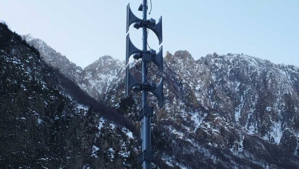 Sirena Pavian 900 W instalada en la zona fronteriza crítica de Georgia para alertar sobre deslizamientos, avalanchas o terremotos.