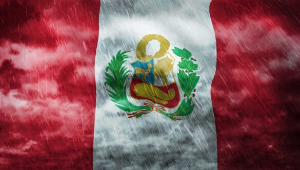 Bandera de Perú con lluvia y nubes de tormenta que simbolizan inundaciones y la necesidad de sistemas de alerta temprana