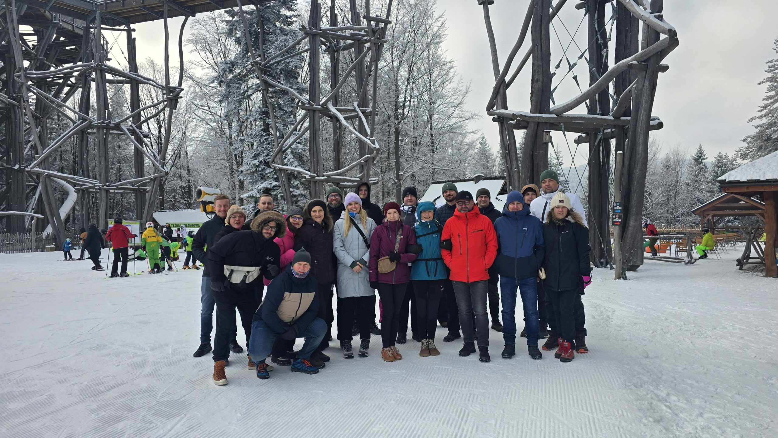 Equipo completo de Telegrafia en el camino por las copas de los árboles durante el teambuilding en Krynica