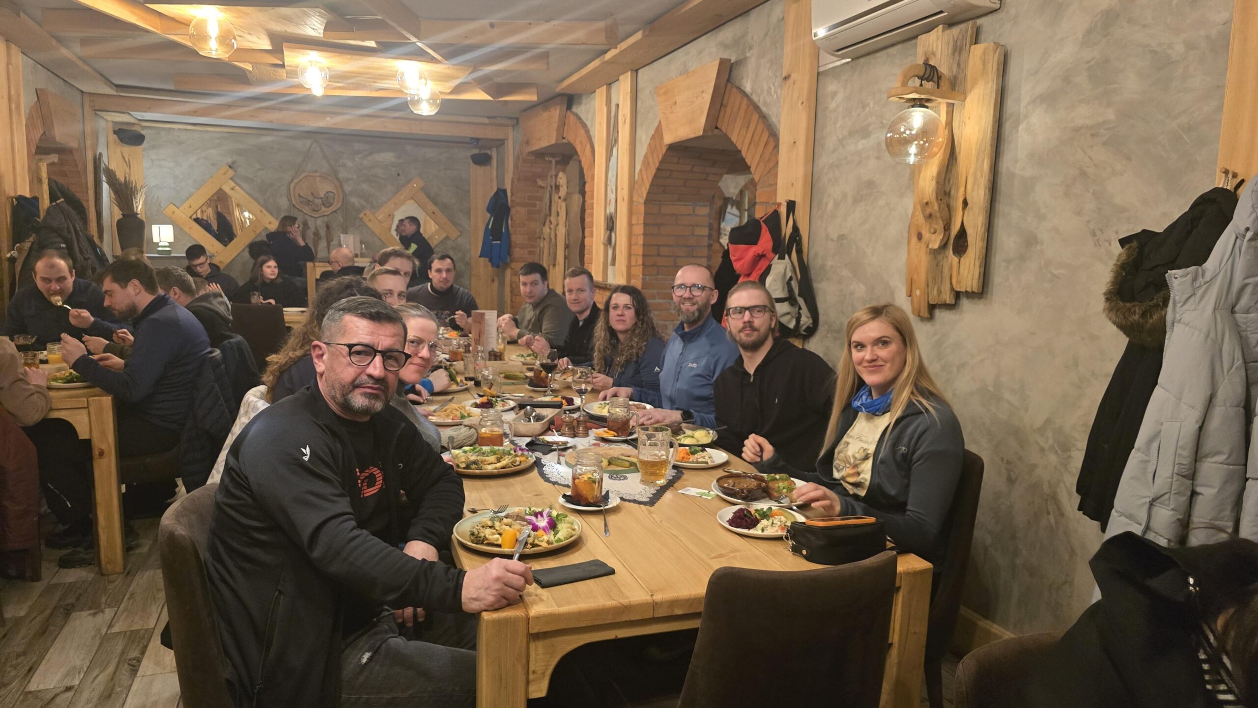 Equipo completo de Telegrafia durante el almuerzo en restaurante en el teambuilding en Krynica