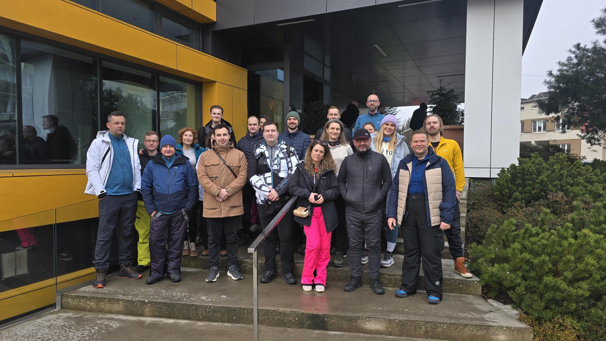Equipo de Telegrafia frente al edificio de la empresa antes de salir al teambuilding