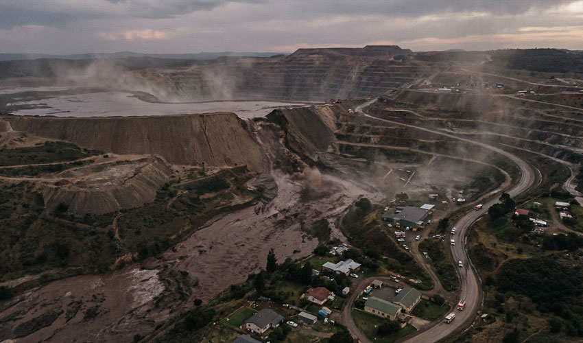 colapso de presa de relaves mostrando la importancia de los sistemas de alerta temprana en minería