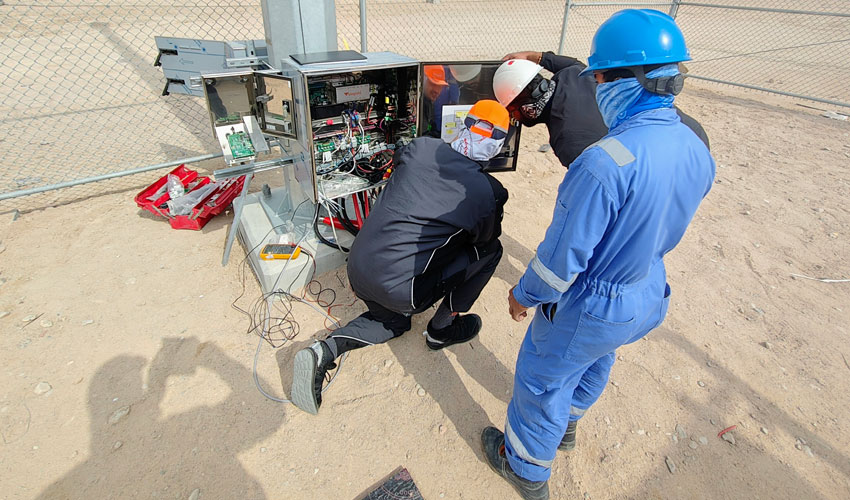 técnicos realizando soporte en sitio durante instalación de sistemas de alerta