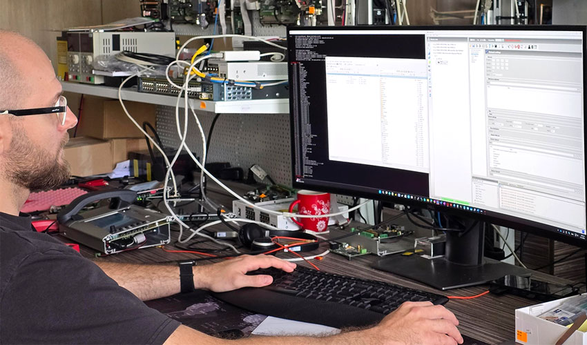 técnico realizando soporte remoto y diagnóstico de sistemas de alerta en ordenador