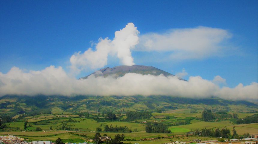 Instalación de un sistema de alerta por parte de las comunidades de Florida en Colombia debido a una posible erupción del volcán Galeras